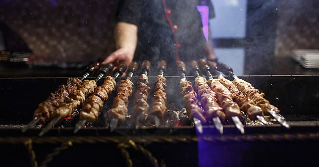 Why kebab takeaway is the perfect solution for busy nights in UK cities